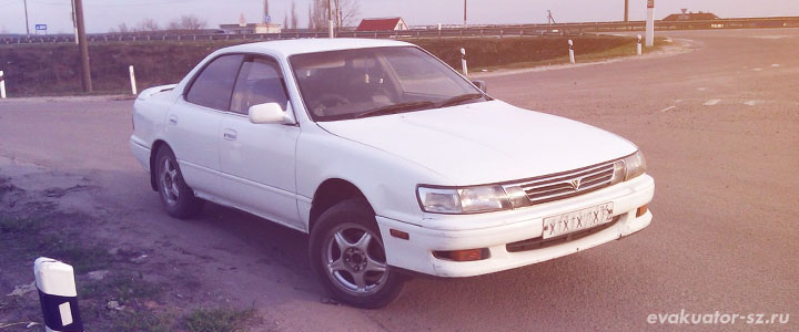 Белый седан Toyota Vista 1993 года выпуска